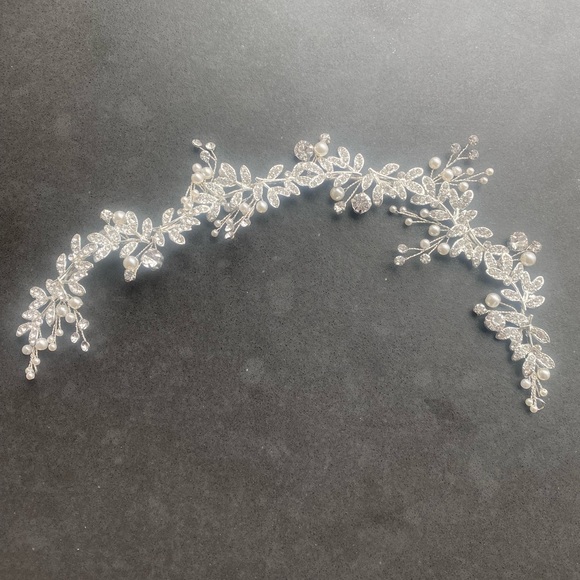 Boho Wedding Hair Accessory: Silver Bridal Hair Vine with Leaves Pearls Crystals - Picture 9 of 11